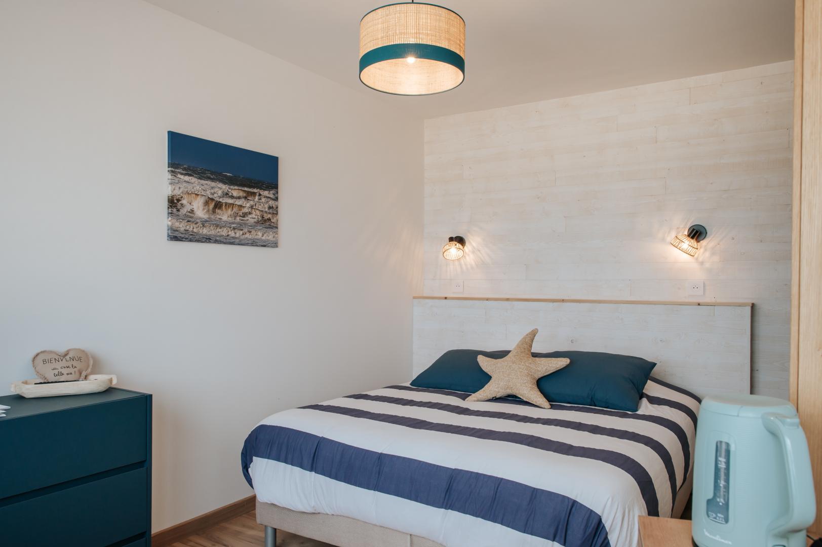 Chambre avec lit 160x200cm, TV, vue mer, commode et salle d'eau attenante photo 23