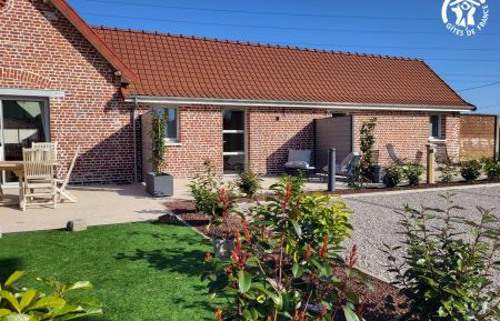 G&icirc;te n&deg;G622515 &Eacute;perlecques - Pas-de-Calais - Fa&ccedil;ade de la maison avec les 3 terrasses 