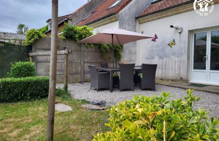 G&icirc;te n&deg;G622535 Fruges - Pas-de-Calais - Salon de jardin dans le jardin avec parasol et barbecue