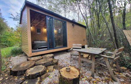 Chalet/BungalowG622583 Bellebrune - Pas-de-Calais - Salon de jardin et transats devant le studio en lisi&egrave;re d'un bois privatif