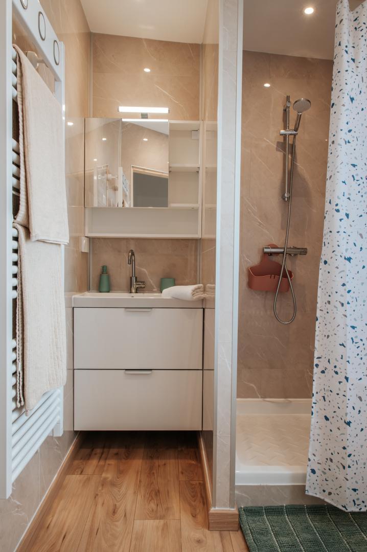 Salle d'eau attenante à la chambre avec douche, meuble vasque, wc et radiateur sèche serviettes photo 7
