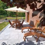 Terrasse avec salon de jardin et terrain de p&eacute;tanque