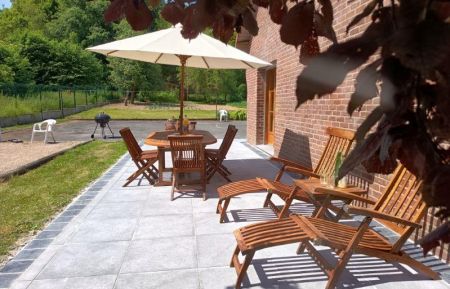 G&icirc;te n&deg;G1384 Coyecques - Pas-de-Calais - Terrasse avec salon de jardin et terrain de p&eacute;tanque