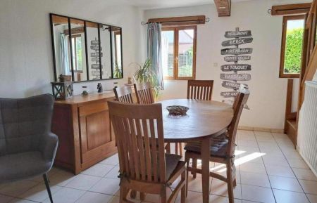 G&icirc;te n&deg;G622016 Beutin - Pas-de-Calais - La salle &agrave; manger, table 6 personnes, un fauteuil et 1 TV
