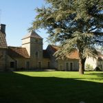 La cour devant le g&icirc;te