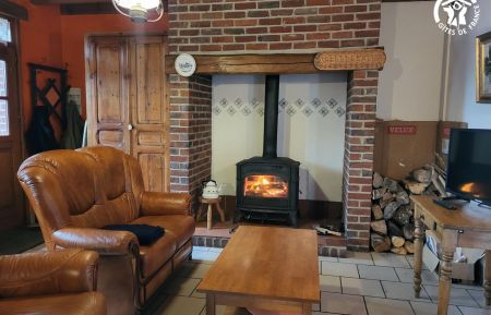 G&icirc;te n&deg;G772 Robecq - Pas-de-Calais - Coin salon avec po&ecirc;le &agrave; bois