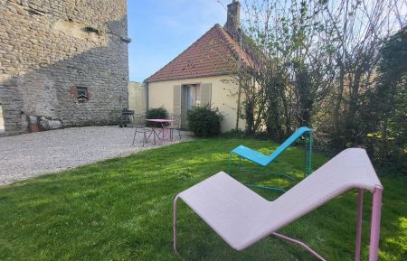 G&icirc;te n&deg;G1125 Audinghen - Pas-de-Calais - Ext&eacute;rieur du G&icirc;te derri&egrave;re le pigeonnier en pierre de Baincthun