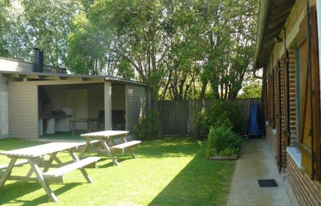 G&icirc;te n&deg;G1372 Sainte-Marie-Kerque - Pas-de-Calais - Jardin arri&egrave;re avec salon de jardin et abris