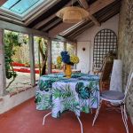 Terrasse couverte dans la cour arri&egrave;re &eacute;quip&eacute;e d'un salon de jardon, d'un salon de d&eacute;tente et d'un barbecue &eacute;lectrique