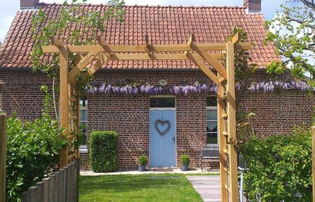 le gîte vu du verger au printemps Gîte n°G1518 Bouvelinghem - Pas-de-Calais - le gîte vu du verger au printemps
